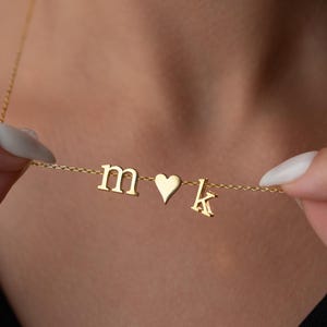 14K massivt guld initialhalsband Anpassat bokstavshalsband Elegant initialhalsband Hjärtberlock Namnhalsband Personligt ordhänge Mammapresent