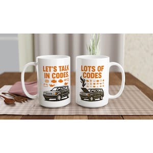 Pode incluir: Duas canecas de cerâmica branca com texto preto e gráficos laranja. Uma caneca diz "LET'S TALK IN CODES" com ícones relacionados a carros e uma ilustração de carro. A outra caneca diz "LOTS OF CODES" com mais ícones de carros e uma ilustração de carro.