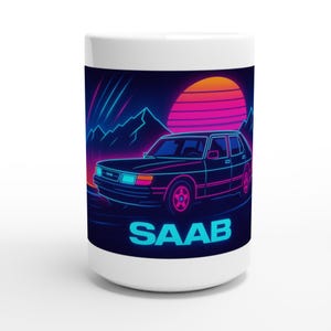 Può includere: Tazza in ceramica bianca con un design retrò di un'auto Saab su uno sfondo di tramonto e montagne. L'auto e lo scenario sono delineati in colori neon, con la parola "SAAB" in grassetto, lettere turchesi.