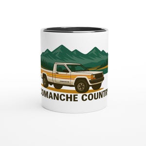 Puede incluir: Taza de cerámica blanca con un diseño de camioneta vintage crema con rayas naranjas, sobre un fondo de montañas y árboles verdes. Incluye el texto "COMANCHE COUNTRY".