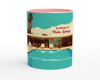 Op de afbeelding: Een keramische mok met een roze binnenkant en een turquoise buitenkant met een retro illustratie. De illustratie toont een zwembad, een gebouw en een bord met de tekst "Welcome to Palm Springs". Een palmboom is ook zichtbaar.