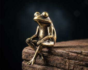 Messing zittend kikkerbeeldje, miniatuur zen-plankoppas, klein contemplatief dierenstandbeeld voor boekenplankdecor