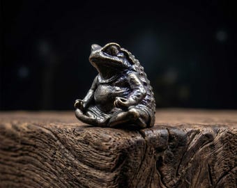小さな瞑想するカエル、ミニチュア真鍮製禅ヒキガエル像、小さなヨガ動物の置物、アンティーク調金属製デスクペット
