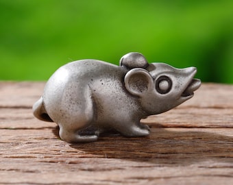 Brązowa figurka myszy z kreskówki w stylu vintage: surrealistyczna dekoracja biurka (39,7 mm)