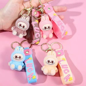 Puede incluir: Un letrero de madera rústica con el texto "Welcome to our home" en letras blancas. El letrero presenta un acabado envejecido y un diseño sencillo y acogedor, ideal para un porche o entrada.