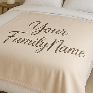 パーソナライズされたファミリーネームブランケット • カスタムシェルパスロー • 心地よいフリースギフト • 家族、結婚式、休日のための姓ブランケット