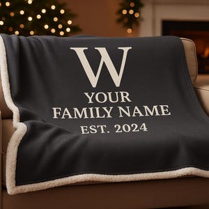 パーソナライズされたモノグラムファミリーネームシェルパブランケット - イニシャルと姓をカスタマイズしたスロー、心地よいギフト、創立年ブランケット、クリスマスホームデコレーション