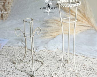 Metalowy stojak na bukiety w kolorze kości słoniowej – elegancka ekspozycja bukietów ślubnych i wiecznych