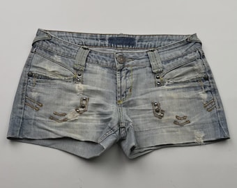 Shorts vaqueros de mezclilla vintage para mujer, estilo Y2K, de tiro bajo, color azul desgastado, con detalles decorativos.