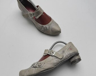 Zapatos Mary Jane de cuero vintage con correa y hebilla, tacón bajo, estilo casual.