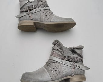 Botines vintage con hebilla, cremallera lateral y tacón bajo.