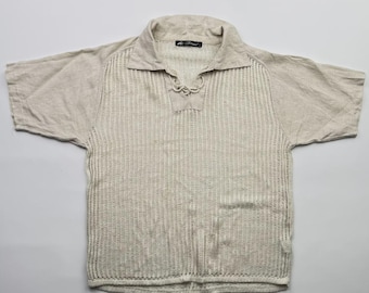 Polo de malla vintage para hombre, estilo retro, de manga corta, color crema y beige con textura.