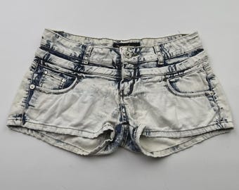 Shorts vaqueros vintage, blancos y azul marino desgastados, estilo Y2K, de tiro bajo, corte retro de verano.