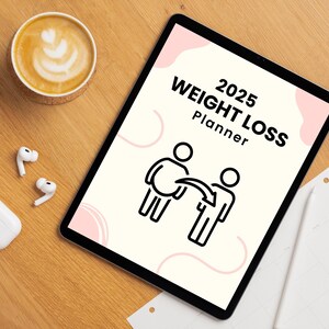 Könnte beinhalten: Ein digitales Tablet mit weißem Hintergrund und rosa Akzenten. Der Text "2025 WEIGHT LOSS Planner" ist in schwarzer Schrift dargestellt. Eine Illustration von zwei Strichmännchen, eines größer als das andere, mit einem Pfeil, der vom größeren zum kleineren Männchen zeigt.
