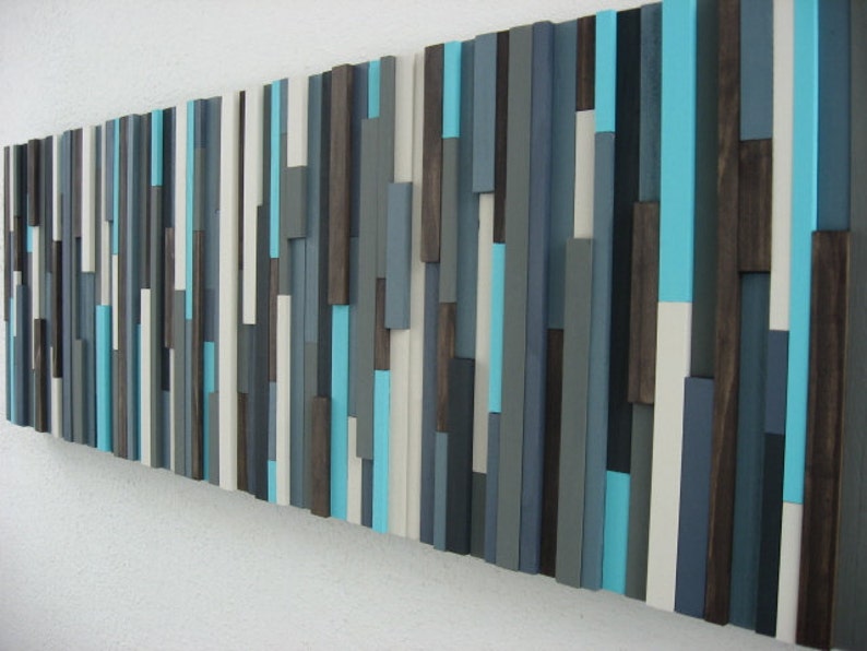 Pu&ograve; includere: Arte da parete astratto realizzato con assi di legno in tonalit&agrave; di grigio, bianco e turchese.