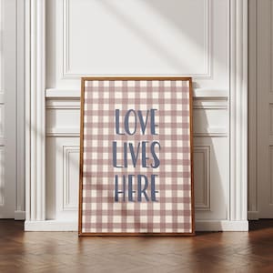 Love Lives Here Zitat Galerie Wand Digitaldruck | Typografie Home Dekor druckbare | Vintage Wand-Kunst-Dekor | Typografisches Print-Poster