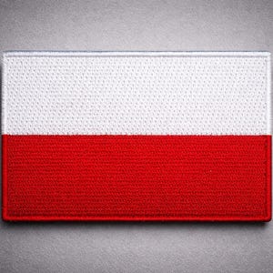 Puede incluir: Parche rectangular con la bandera polaca. La bandera se divide en dos franjas horizontales: blanca en la parte superior y roja en la inferior. El parche tiene un borde blanco y una superficie texturizada.
