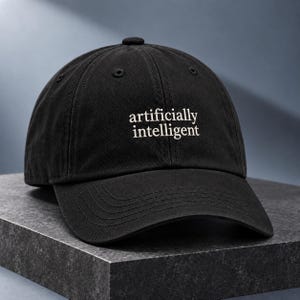 Può includere: Un cappellino da baseball nero con il testo ricamato in bianco "artificially intelligent" centrato sul pannello frontale. Il cappellino presenta una corona strutturata, una visiera curva e occhielli cuciti per la ventilazione.