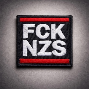 Może przedstawiać: Biały ceramiczny kubek z czarnym uchwytem i napisem "But First, Coffee" czarną, odręczną czcionką. Kubek stoi na białej powierzchni.