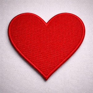 Könnte beinhalten: Ein roter herzförmiger Aufnäher mit strukturierter Oberfläche und gesticktem Rand. Der Aufnäher hat eine leuchtend rote Farbe und ist wahrscheinlich ein zum Aufbügeln oder Aufnähen, ideal für Kleidung oder Accessoires.