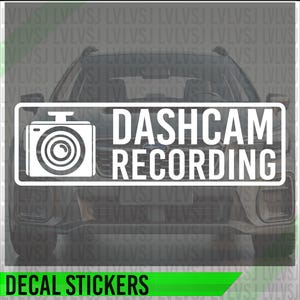 Può includere: Adesivo bianco con un'icona della fotocamera e il testo "DASHCAM RECORDING".