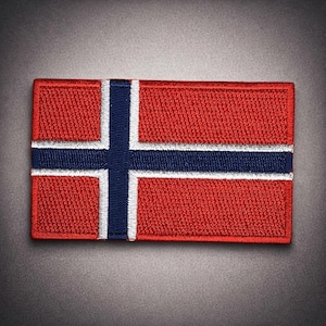 Könnte beinhalten: Gestickter Aufnäher mit der Flagge Norwegens. Der rechteckige Aufnäher hat einen roten Hintergrund mit einem blauen Kreuz, das weiß umrandet ist. Das Design stellt die norwegische Flagge dar.