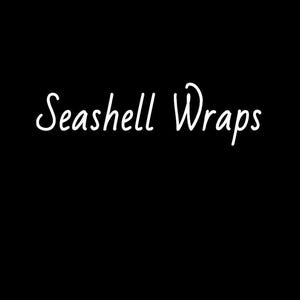 Op de afbeelding: Seashell Wraps tekst in wit cursief schrift op een zwarte achtergrond.