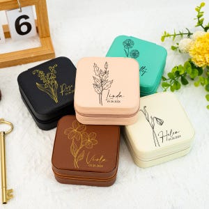 Gravur Geburtsblume Schmuckschatulle, personalisierte Schmuckschatulle, Brautjungfer Geschenk, Schmuck Reise Etui mit Geburtsblume, Geburtstagsgeschenk für sie