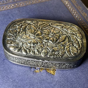 Vintage R Wallace & Sons Silver Plated Soldered 028 Repousse Flowers Snuff Box V334