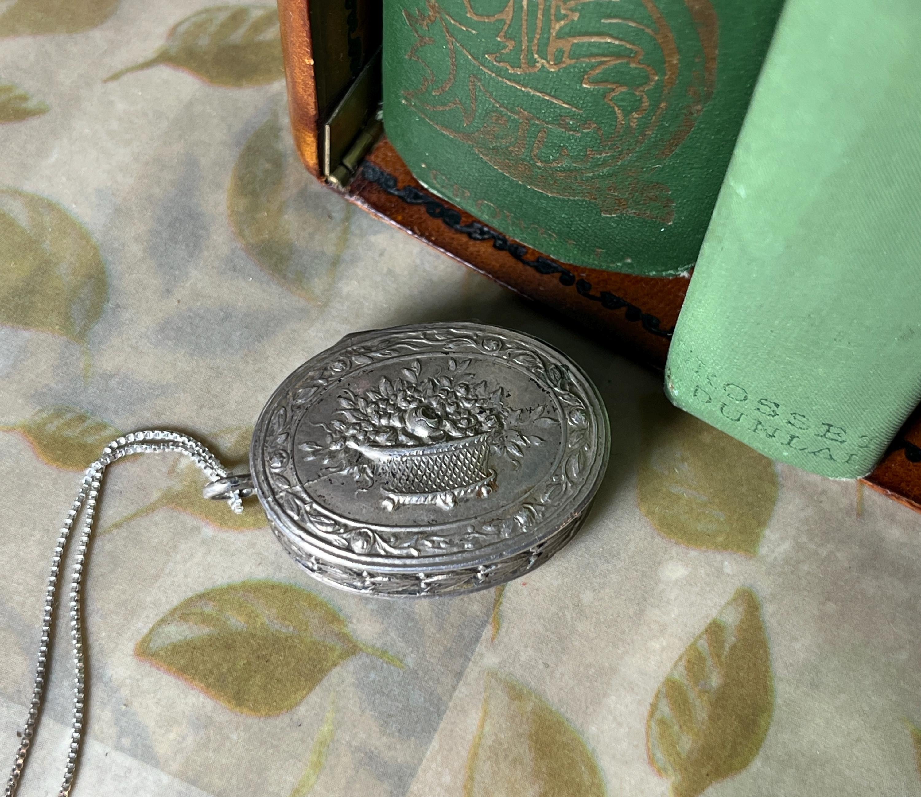 ヨーロッパアンティーク　ビンテージ　silver800ピルケース 800 Silver Pill Box - Etsy