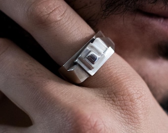 Anello brutalista in argento sterling: gioiello architettonico "Void Tower"