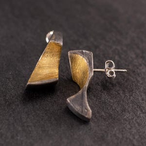 Asymetryczne rzeźbiarskie kolczyki ze srebra, pozłacane i czernione, minimalistyczna biżuteria architektoniczna, nowoczesne kolczyki z wyrazistym wzorem