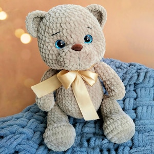 eddy Bear Amigurumi Plush – Crochet Stuffed Animal with Golden Bow – Handmade Soft Toy Gift for Babies, Kids & Nursery Decor