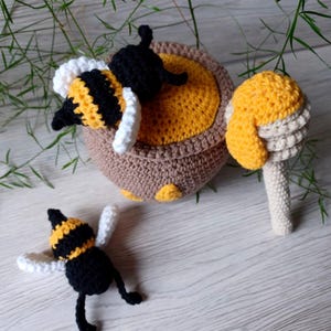 Crochet Bee and Honey Pot Set – Handmade Amigurumi Plush Toy – Bee Lover Gift – Nursery or Kitchen Decor
