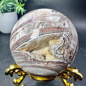Naturalny kryształ Druzy UV REACTIVE Druzy Biały z czerwoną koronką meksykańską Kula agatu 2,35” średnicy, 275,9 grama