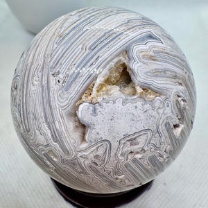 Naturalny kryształ UV REACTIVE Druzy White Crazy Lace Agat Sphere 2.3” średnica, 258.5 gramów