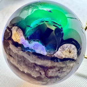 Ensemble de sculpture en cristal naturel d&#39;agate volcanique Druzy réactif aux UV (2,4 po. de diamètre) et coeur (2,9 po. de largeur). Poids combiné 362,4 grammes