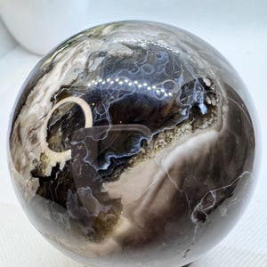 Sphère en cristal naturel d&#39;agate volcanique réactive aux UV de 2,6 po. de diamètre, 359,3 g
