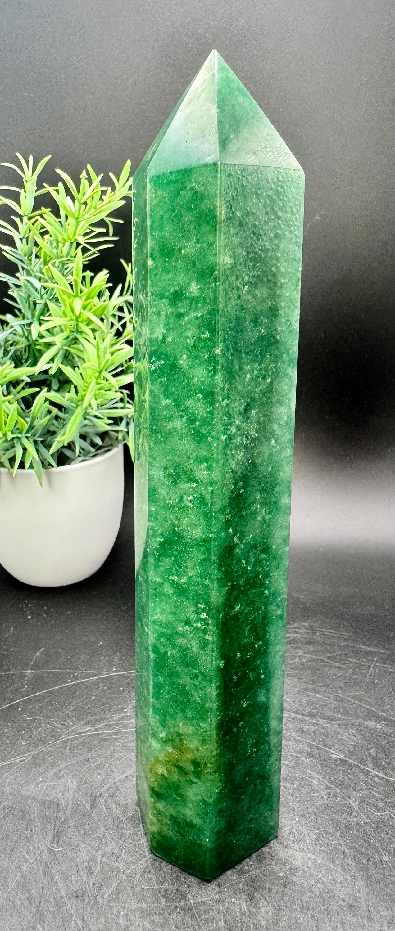 天然水晶グリーンストロベリークォーツタワー 412.8グラム、高さ7.5
