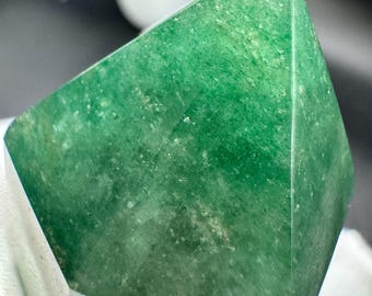 天然水晶グリーンストロベリークォーツタワー 412.8グラム、高さ7.5