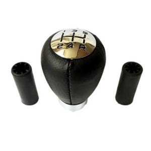 Könnte beinhalten: Schwarzer Leder-Schalthebelknauf mit silberner Oberseite mit den Zahlen 1, 2, 3, 4, 5, R und einem silbernen Schalthebelbalg.