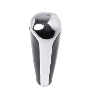 Könnte beinhalten: Ein schwarzer Leder-Schalthebelknauf mit einer verchromten Oberseite.