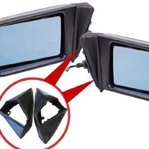 以下が含まれることがあります： 車の黒いサイドミラー2つ。ミラーは長方形で、黒いプラスチックフレームと青色のガラス。ミラーは取り付けブラケットを取り外した状態で表示されています。