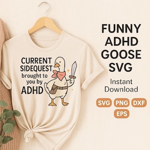Op de afbeelding: Beige t-shirt met een cartoon gans met een zwaard, met de tekst "CURRENT SIDEQUEST brought to you by ADHD." Extra tekst luidt "FUNNY ADHD GOOSE SVG" en "Instant Download."