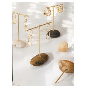 Espositore per orecchini in pietra naturale, espositore per gioielli in stile minimalista moderno e unico per oggetti di scena fotografici