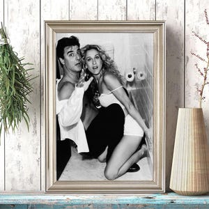 Carrie & Mr. Big Toilettendruck - Vintage gerahmte Wandkunst - Klassisches TV-inspiriertes Retro-Dekor für Fans und Sammler