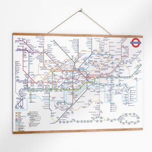 Londense metrokaart met nieuwe houten canvasbanner uit de Elizabeth-lijn