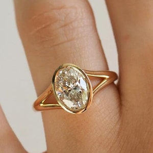 Bague solitaire ovale en moissanite : 2,00 cts serti, tige fendue