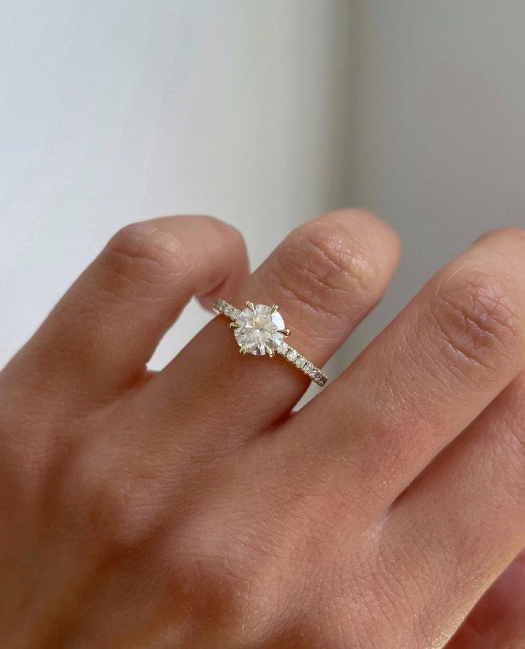 最高級モアサナイト / ラウンド ソリティアリング / レール留め