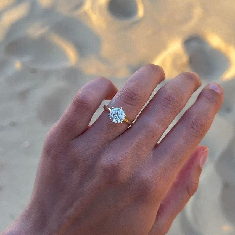 6爪モアッサナイトの婚約指輪：ラウンド型ラボグロウンダイヤモンド